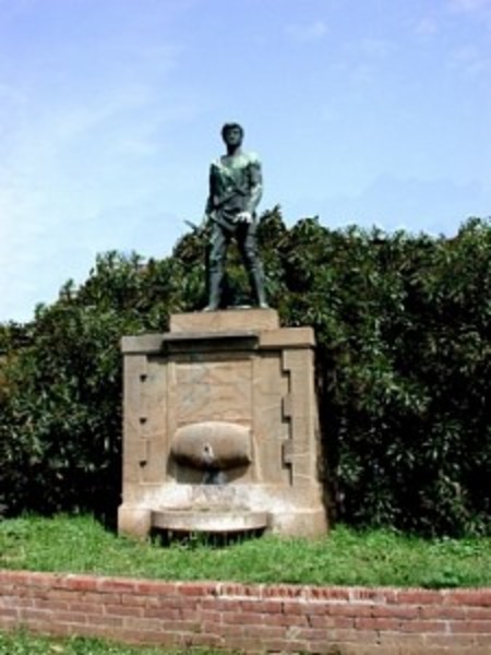 Villano, quasi ultimato il restauro della statua e il nuovo basamento in piazza del Municipio